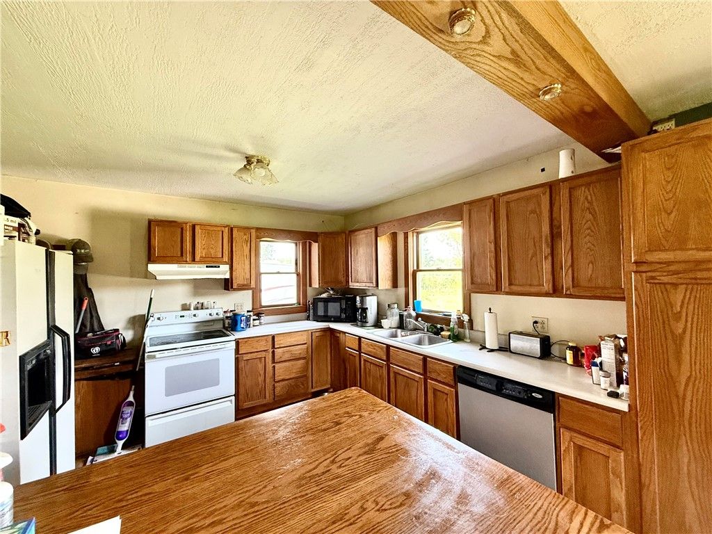 Image 12 of property listing at 4217 Hillsville Rd, Pulaski Twp, PA 16143