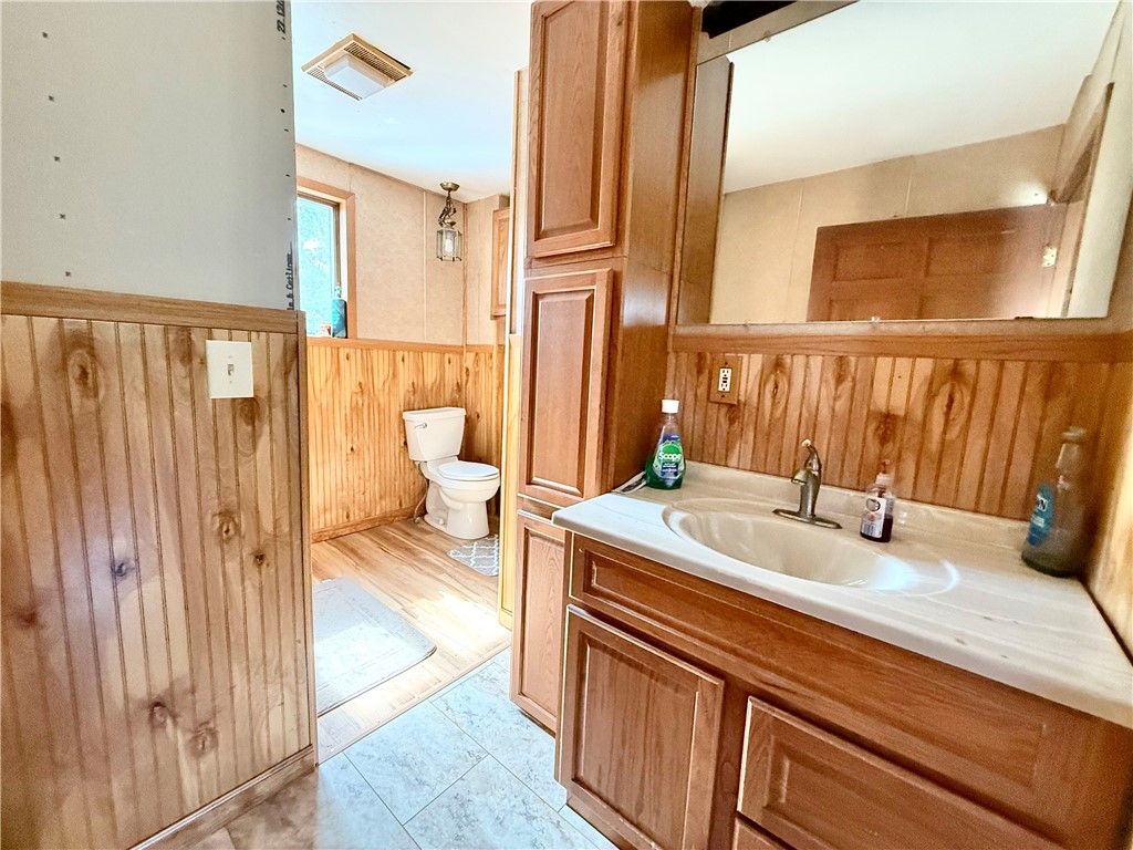 Image 17 of property listing at 4217 Hillsville Rd, Pulaski Twp, PA 16143