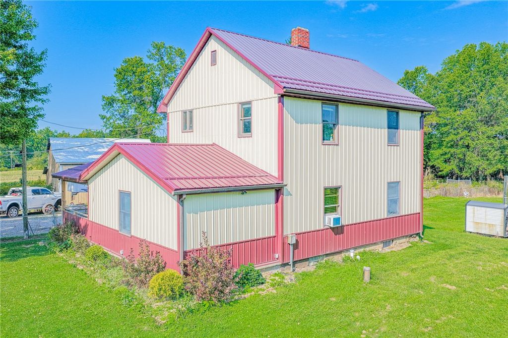 Image 23 of property listing at 4217 Hillsville Rd, Pulaski Twp, PA 16143