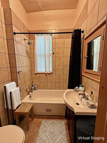 8757 S Marquette Avenue, Chicago, IL 60617
