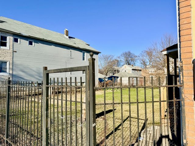 8757 S Marquette Avenue, Chicago, IL 60617