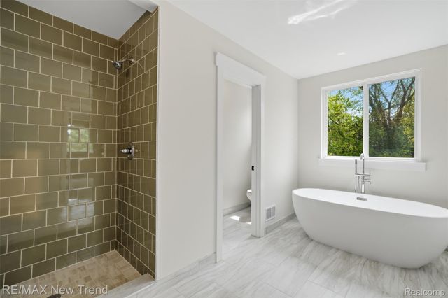 2100 Crested Butte Drive, White Lake Charter Township, MI 48383