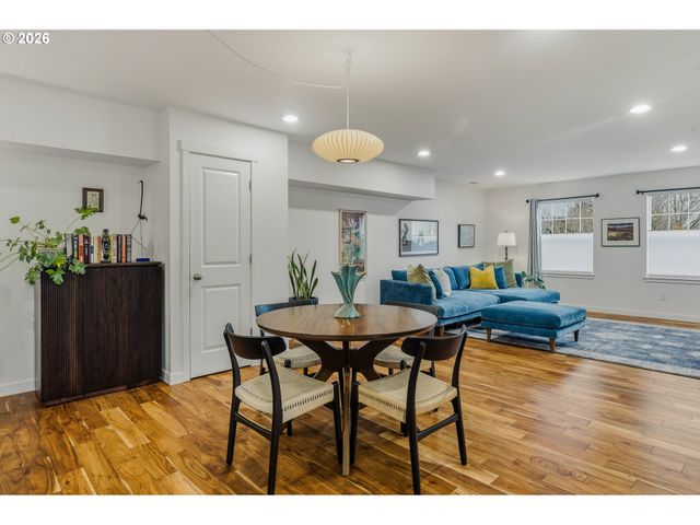 7594 Se DIVISION St, Portland, OR 97206