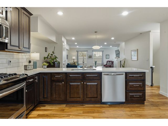 7594 Se DIVISION St, Portland, OR 97206