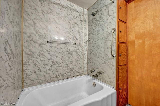 2131 Overland Avenue NE, Warren, OH 44483