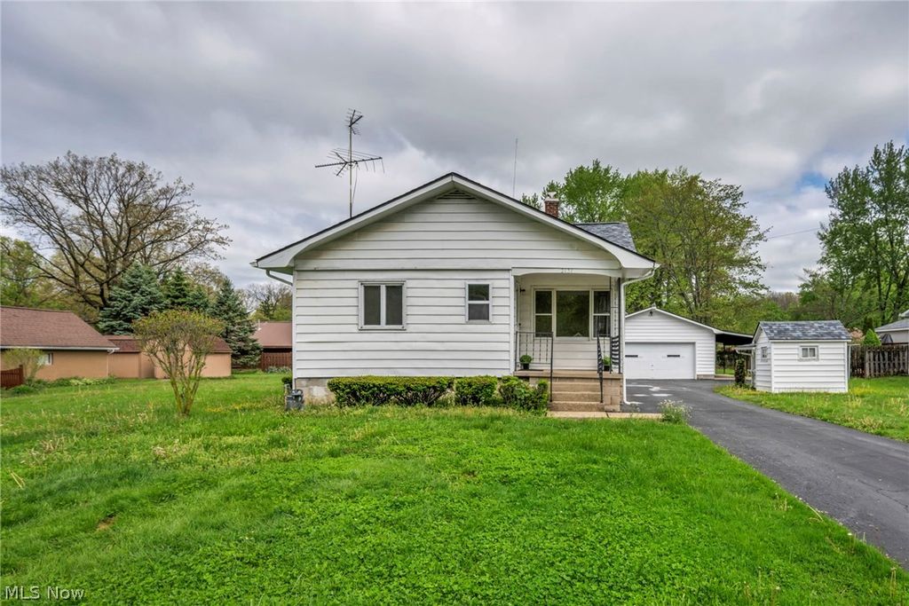 2131 Overland Avenue NE, Warren, OH 44483