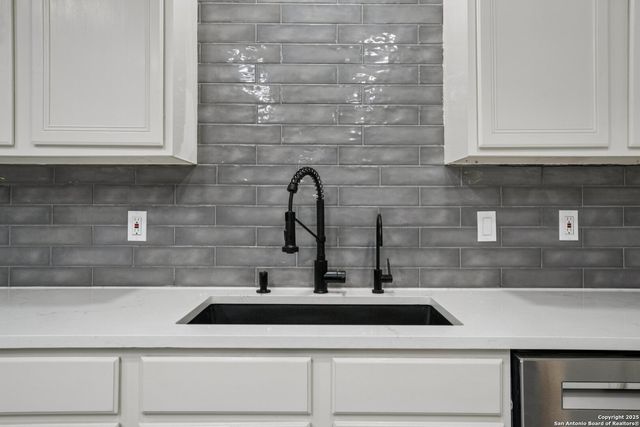 1923 Town Oak, San Antonio, TX 78232