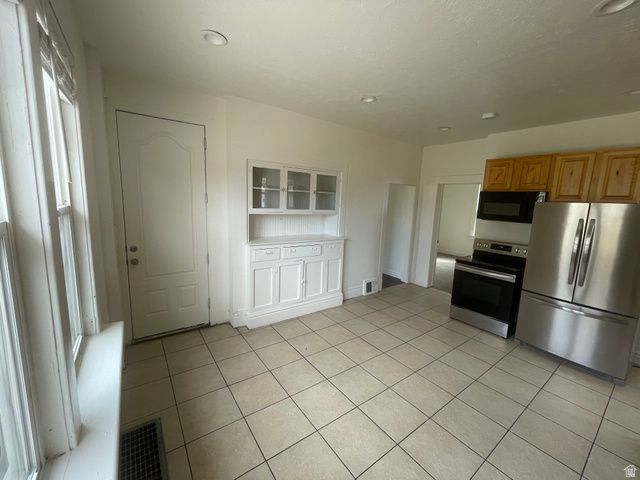 300 S LARKIN LN, Kaysville, UT 84037