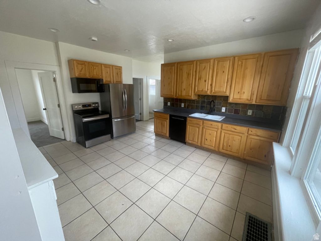 Image 15 of property listing at 300 S LARKIN LN, Kaysville, UT 84037