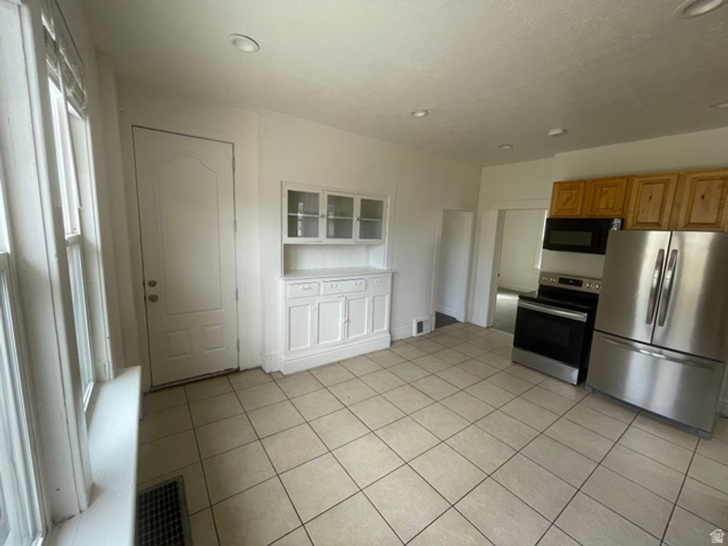 Image 16 of property listing at 300 S LARKIN LN, Kaysville, UT 84037