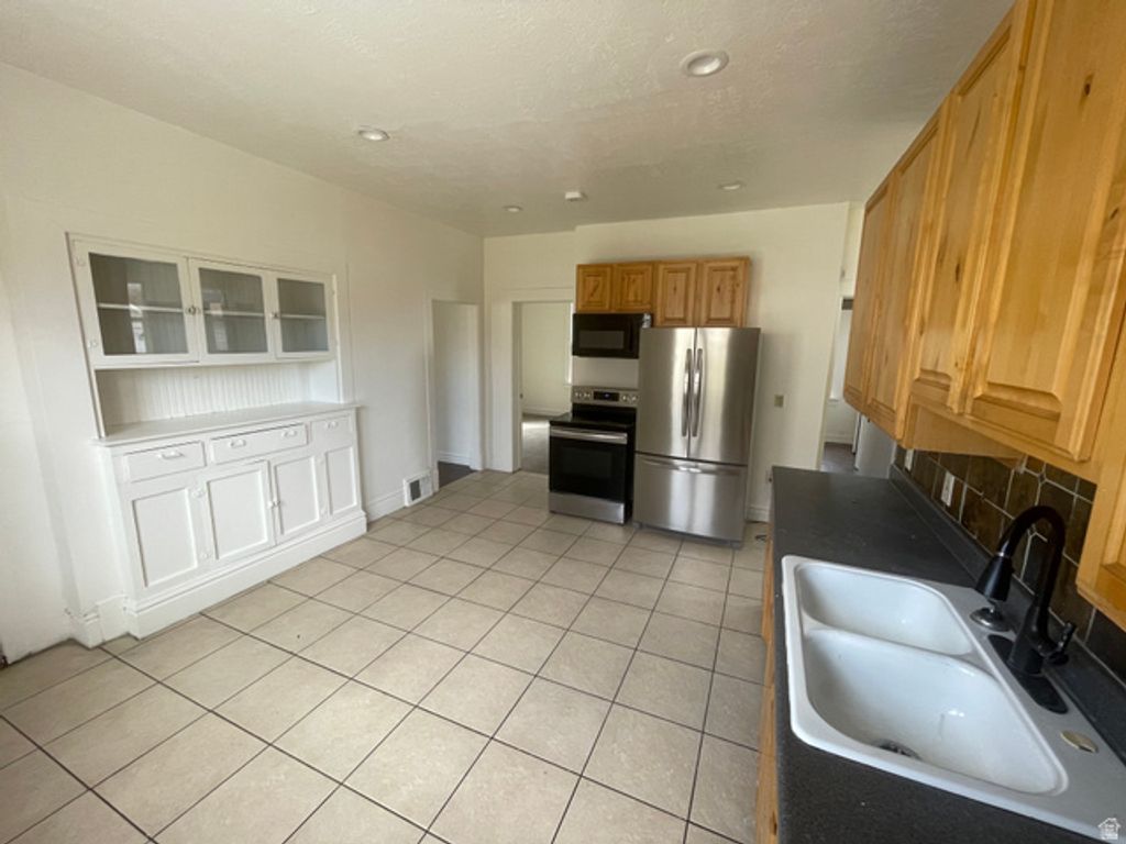 Image 17 of property listing at 300 S LARKIN LN, Kaysville, UT 84037