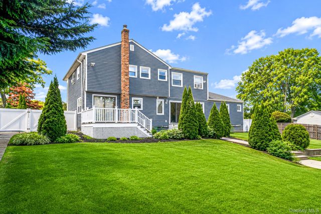 65 Avenue D, Farmingville, NY 11738