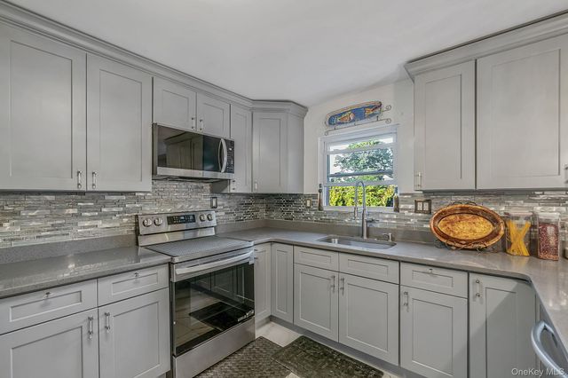 65 Avenue D, Farmingville, NY 11738