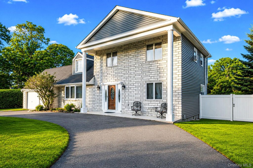 65 Avenue D, Farmingville, NY 11738