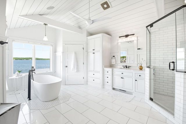 W267N2937 Peterson DRIVE, Pewaukee, WI 53072