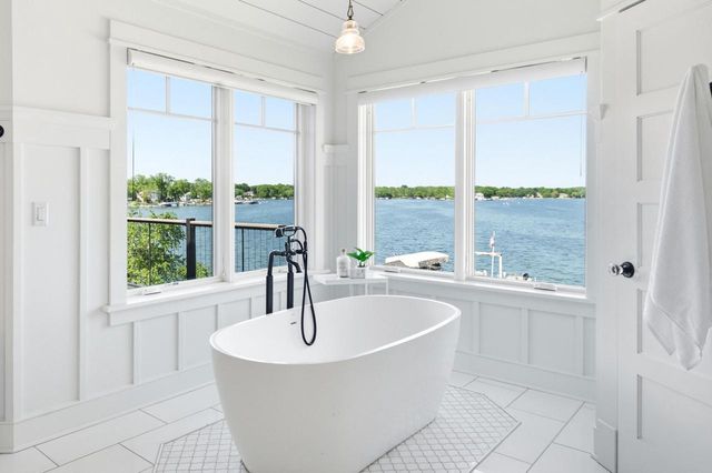 W267N2937 Peterson DRIVE, Pewaukee, WI 53072