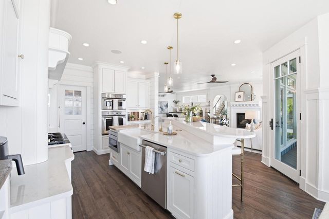 W267N2937 Peterson DRIVE, Pewaukee, WI 53072