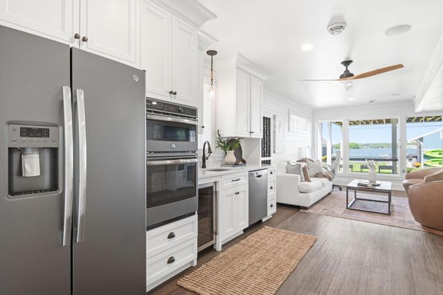 W267N2937 Peterson DRIVE, Pewaukee, WI 53072