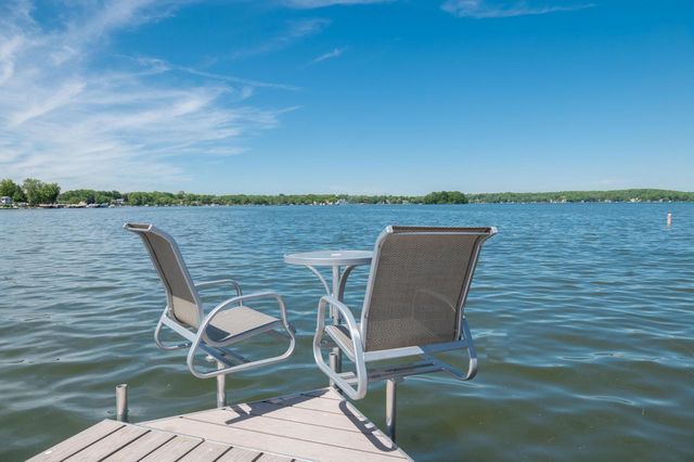 W267N2937 Peterson DRIVE, Pewaukee, WI 53072