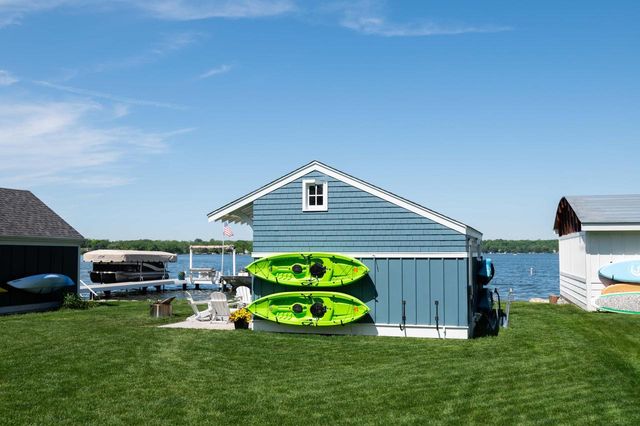 W267N2937 Peterson DRIVE, Pewaukee, WI 53072
