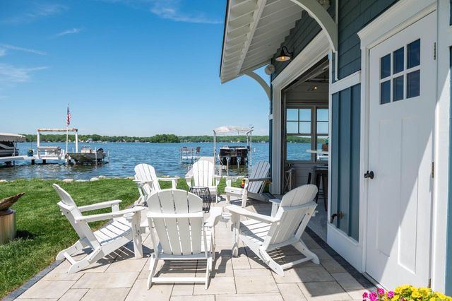 W267N2937 Peterson DRIVE, Pewaukee, WI 53072