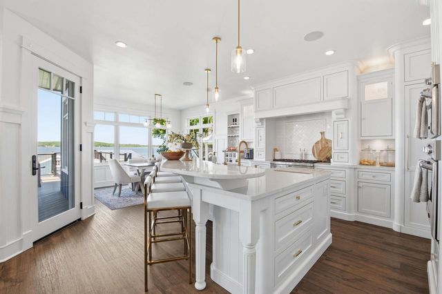 W267N2937 Peterson DRIVE, Pewaukee, WI 53072