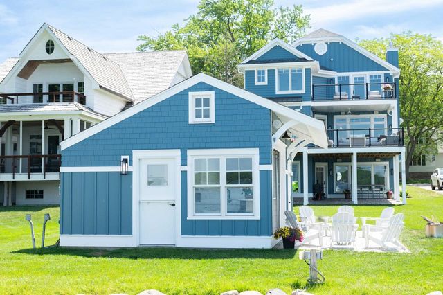 W267N2937 Peterson DRIVE, Pewaukee, WI 53072