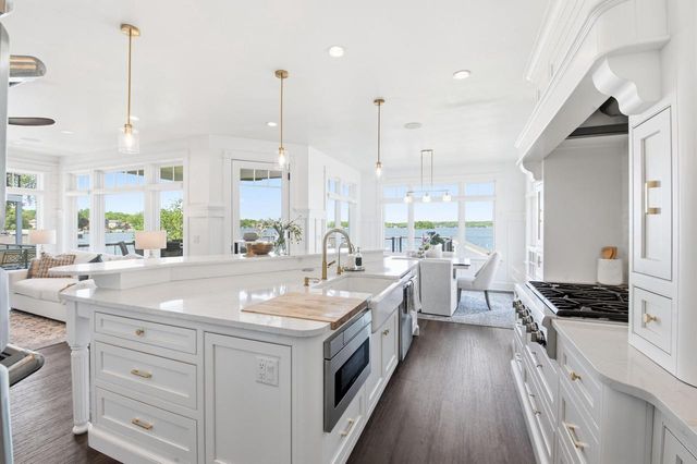 W267N2937 Peterson DRIVE, Pewaukee, WI 53072