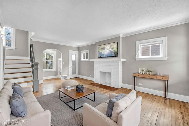 921 Helmsdale Road, Cleveland Heights, OH 44112