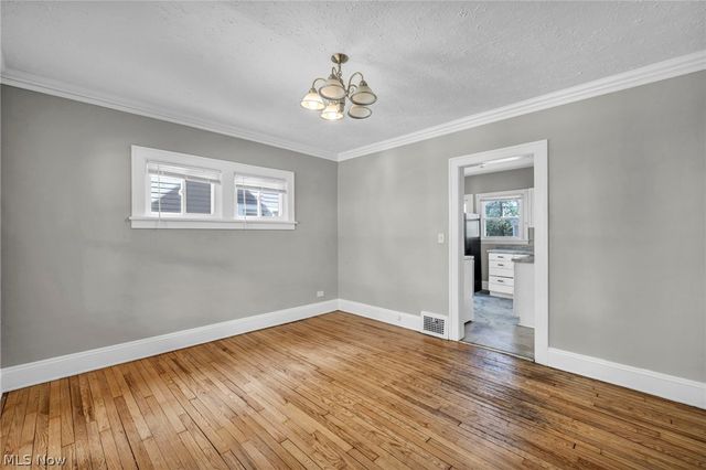 921 Helmsdale Road, Cleveland Heights, OH 44112