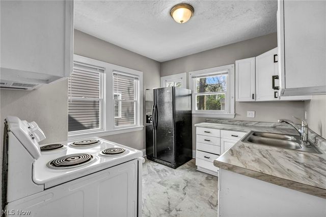 921 Helmsdale Road, Cleveland Heights, OH 44112