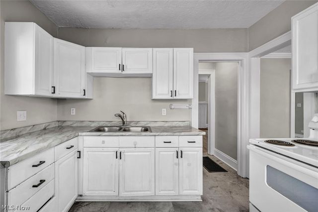 921 Helmsdale Road, Cleveland Heights, OH 44112