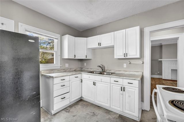 921 Helmsdale Road, Cleveland Heights, OH 44112