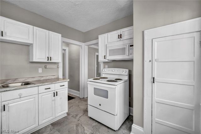 921 Helmsdale Road, Cleveland Heights, OH 44112