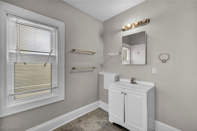 921 Helmsdale Road, Cleveland Heights, OH 44112