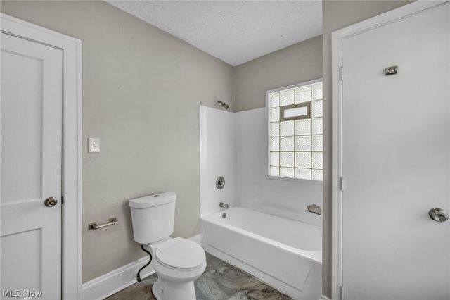 921 Helmsdale Road, Cleveland Heights, OH 44112