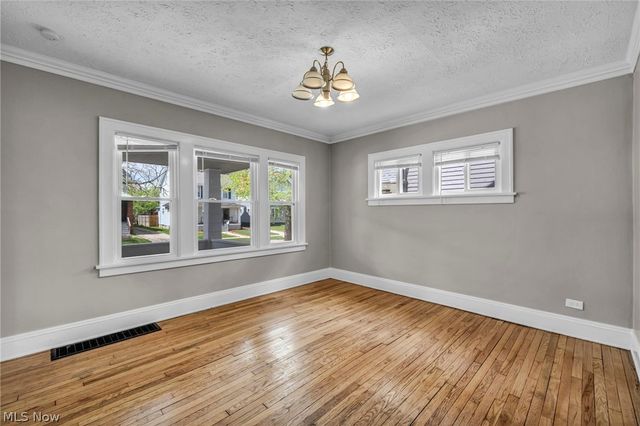 921 Helmsdale Road, Cleveland Heights, OH 44112