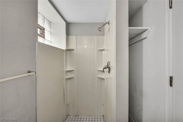 921 Helmsdale Road, Cleveland Heights, OH 44112