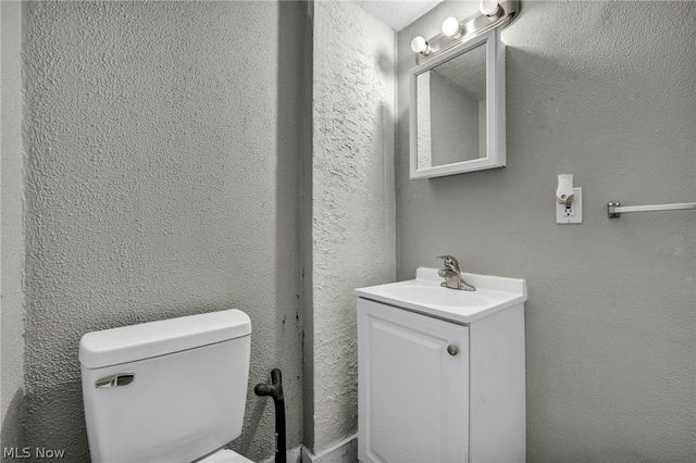 921 Helmsdale Road, Cleveland Heights, OH 44112