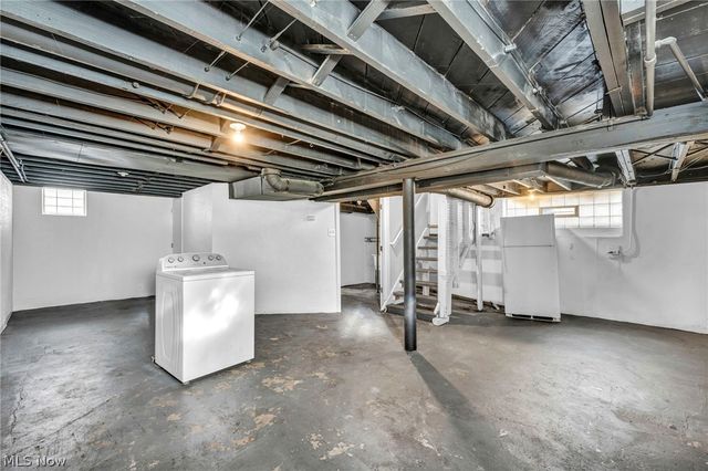 921 Helmsdale Road, Cleveland Heights, OH 44112