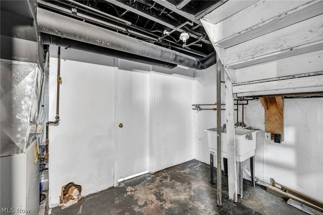 921 Helmsdale Road, Cleveland Heights, OH 44112