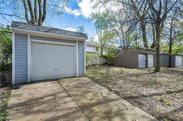 921 Helmsdale Road, Cleveland Heights, OH 44112