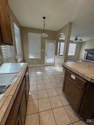 609 Shady Meadow Court, Bakersfield, CA 93308