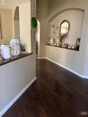 609 Shady Meadow Court, Bakersfield, CA 93308