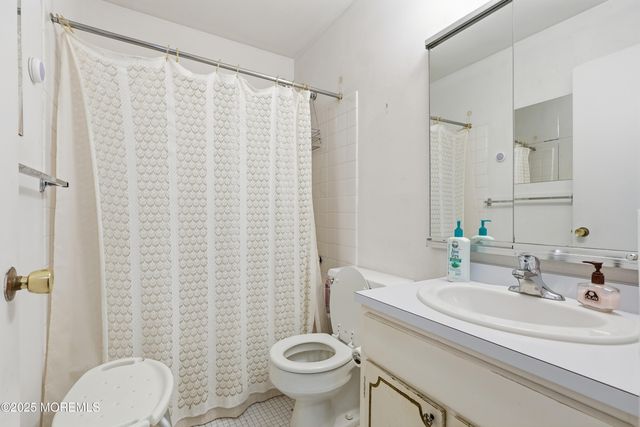 15 Summit Avenue, Manalapan, NJ 07726