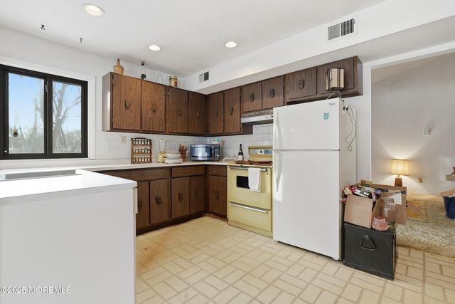 15 Summit Avenue, Manalapan, NJ 07726