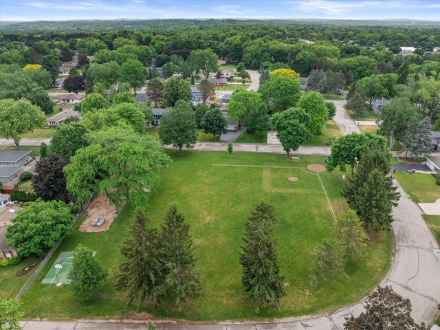924 Marquette ROAD, Hartland, WI 53029