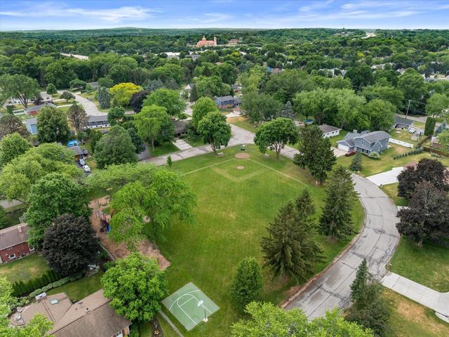 924 Marquette ROAD, Hartland, WI 53029