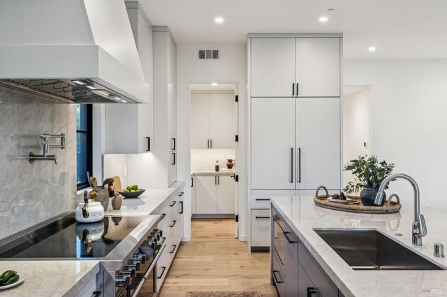 33 Fawn Dr, San Anselmo, CA 94960