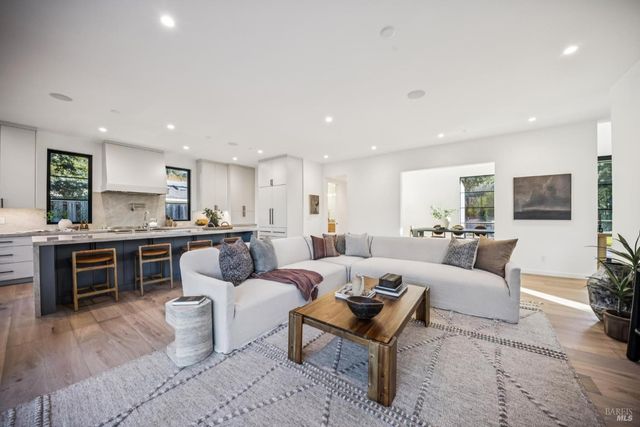 33 Fawn Dr, San Anselmo, CA 94960